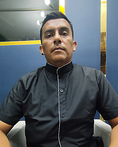 Héctor, barbero de Razor Crew