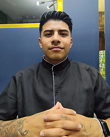 Julio, barbero de Razor Crew